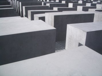 Holocaust Memorial by Peter Eisenman 24_Stephen Varady Photo